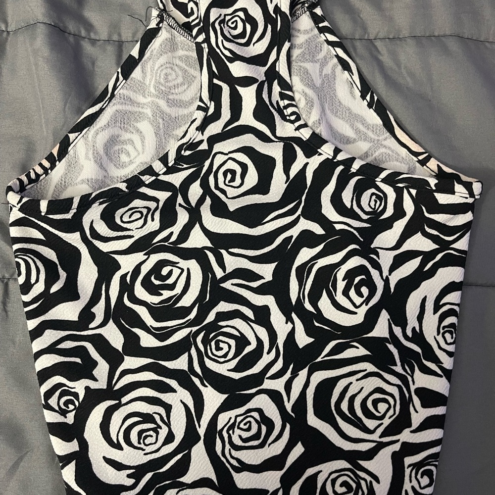 CUTE CROP TOP 🖤🥀 - Picture 2 of 2
